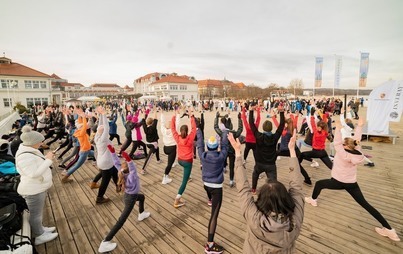 Zdjęcie do Nowy cykl zajęć jogi na molo z Olą Żelazo 